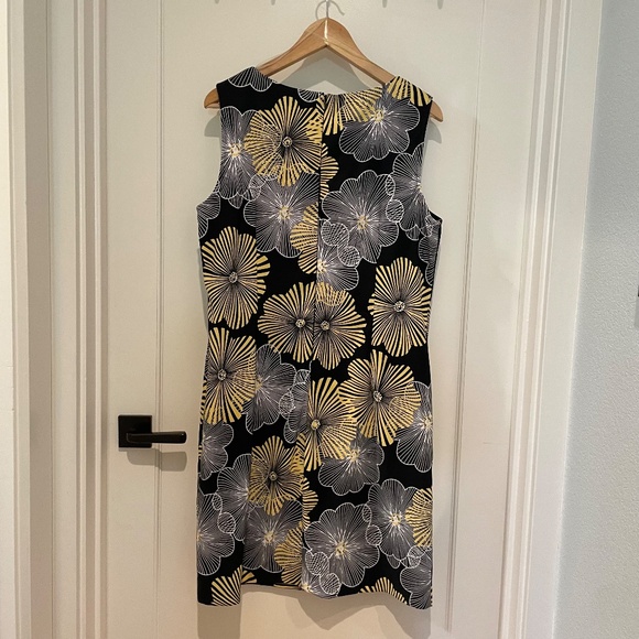 Connectioned floral dress - Picture 2 of 4